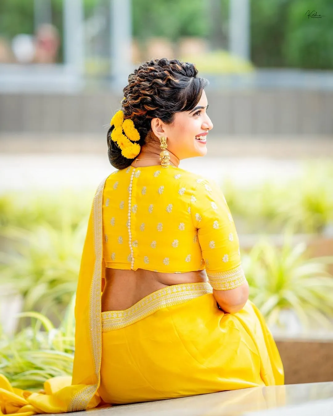 TOLLYWOOD ACTRESS SRAVANTHI CHOKARAPU IMAGES IN YELLOW SAREE BLOUSE 4